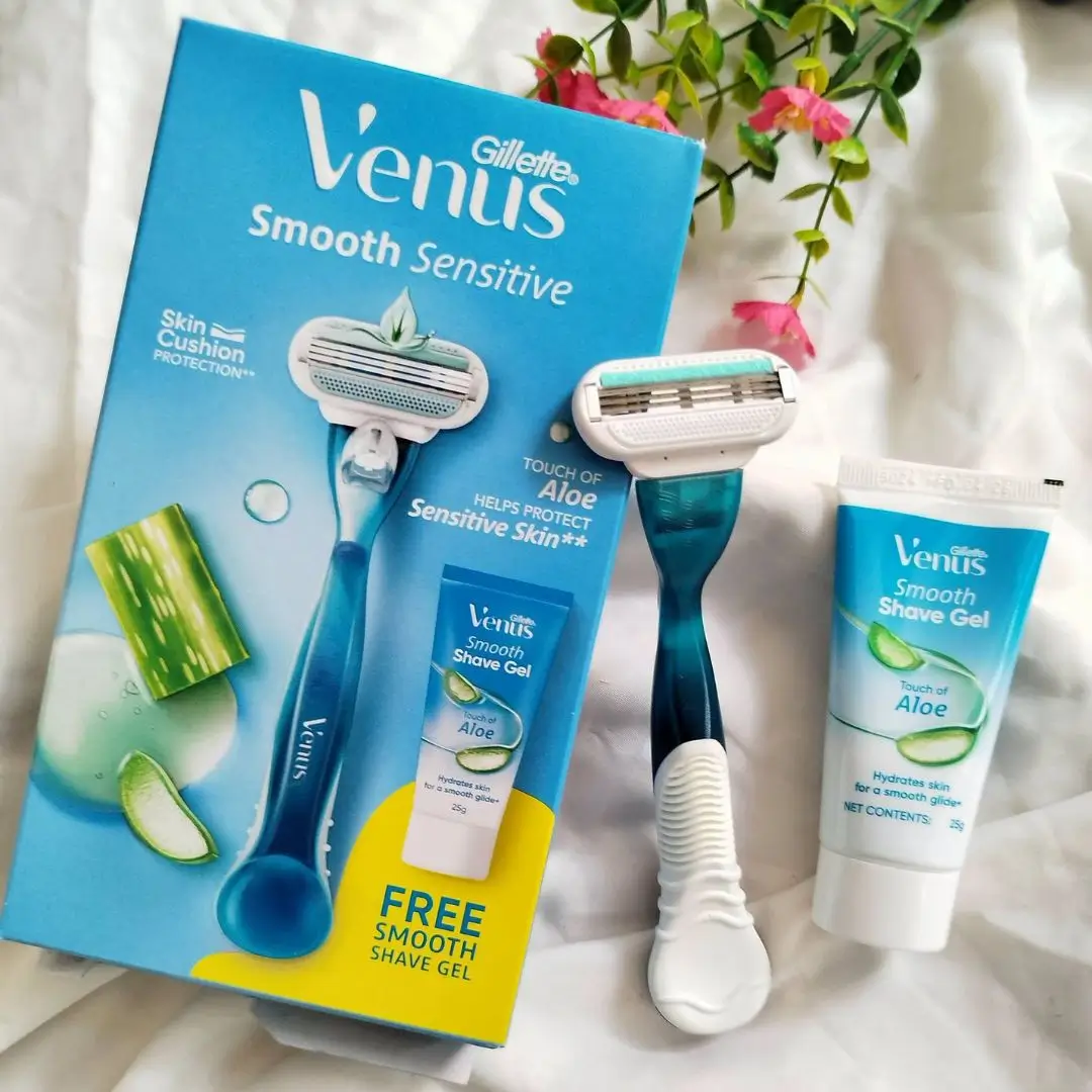 Gillette Venus Smooth Sensitive Razor Box Pack with Free Shave Gel